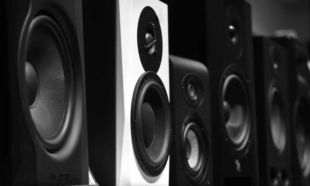 High-quality pc speakers for gaming setup on a battlestation with proper positioning
